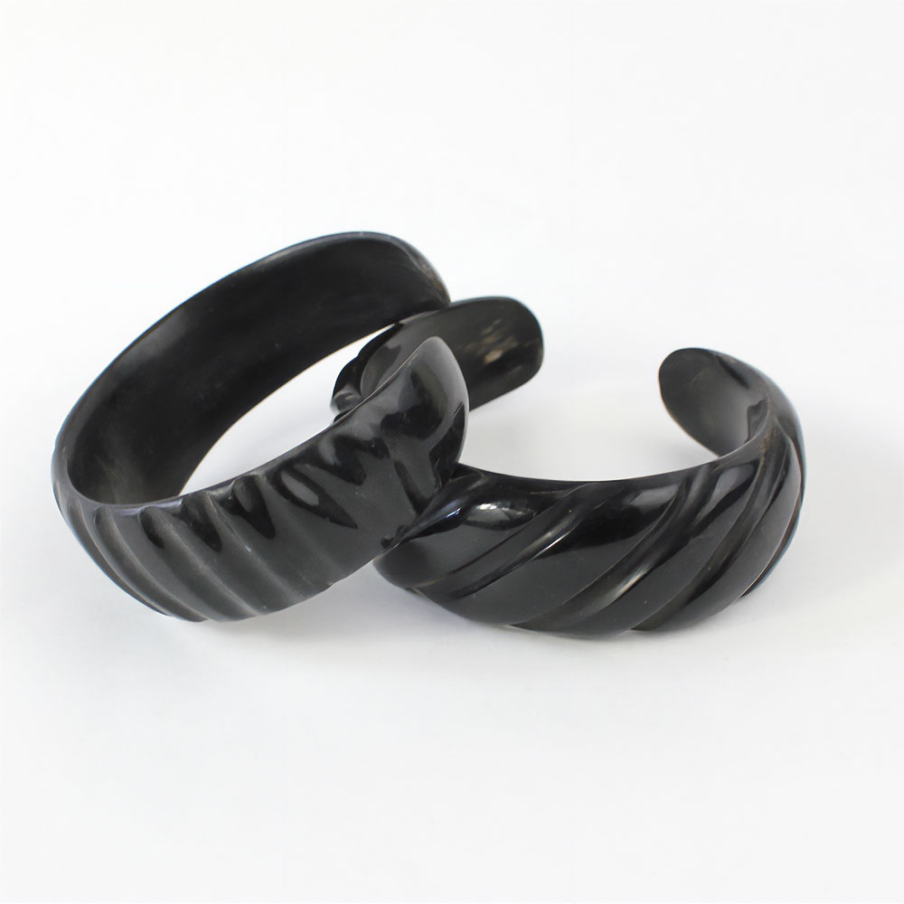 牛角バングル 斜線彫模様 巾2.5cm ラック系\1800→\1200