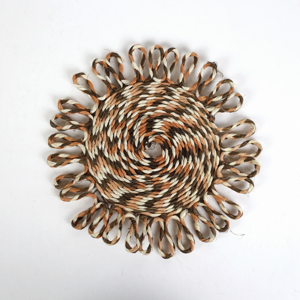 ジンバブエ サイザルポットマット フラワー 茶xピンク 24SS一点物 @2000→1600