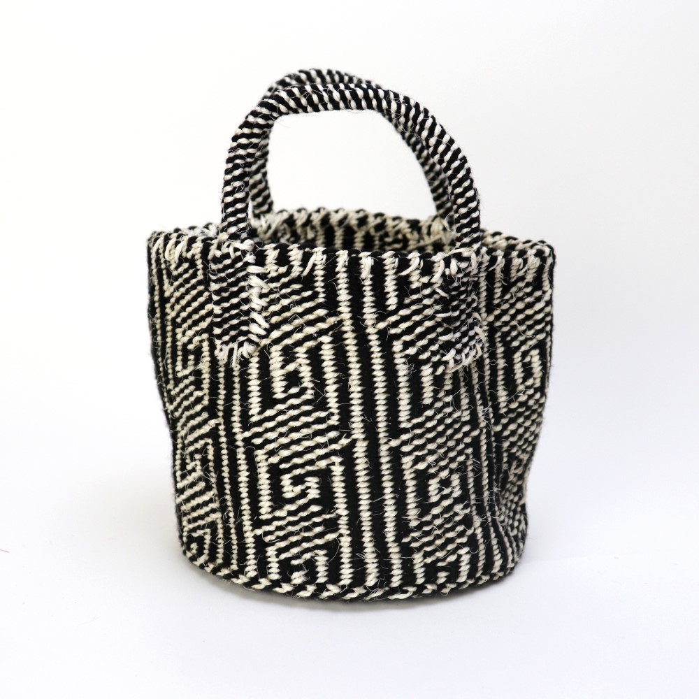 アクリルサイザルバッグ共手7x6 ダイヤ 黒x生成