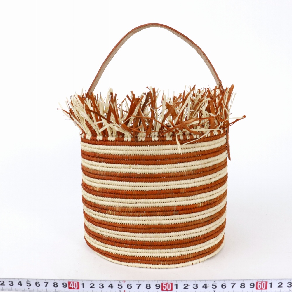 ラフィア筒型縁フリンジかご ケニア細革ハンドル ナチュラルオーカー 22SS一点 @16000→12800