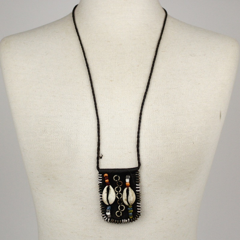 ウォダベ(ボロロ)革ひもぐりぐりネックレス 貝ビーズ