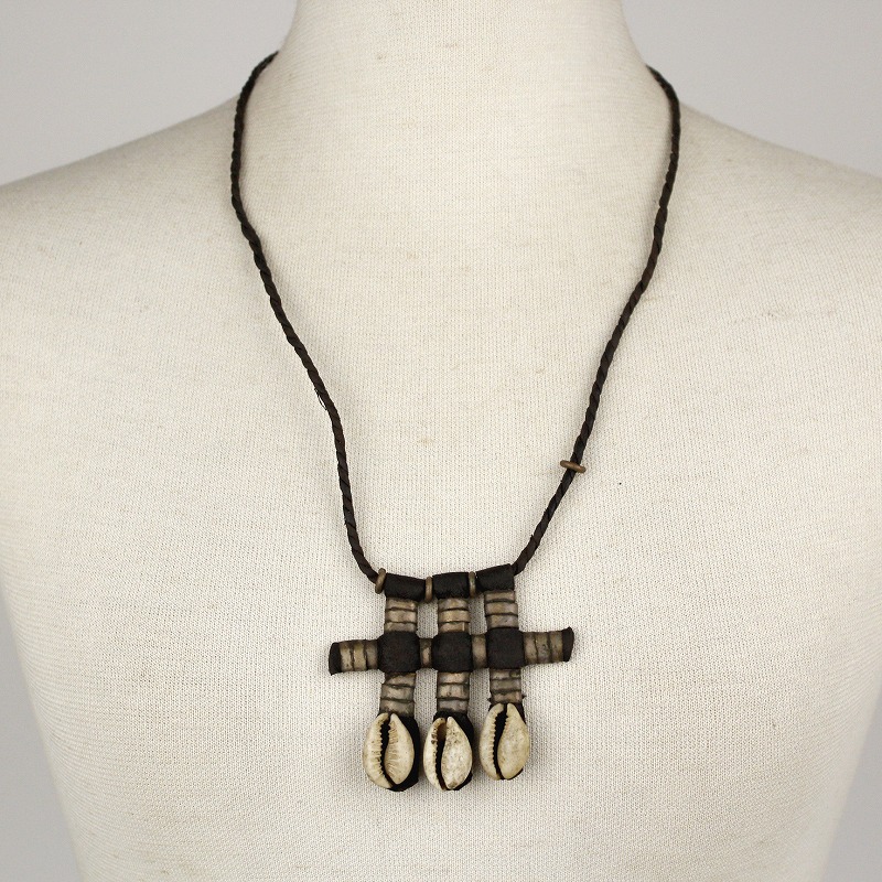 ウォダベ(ボロロ)革ひもぐりぐりネックレス クロス