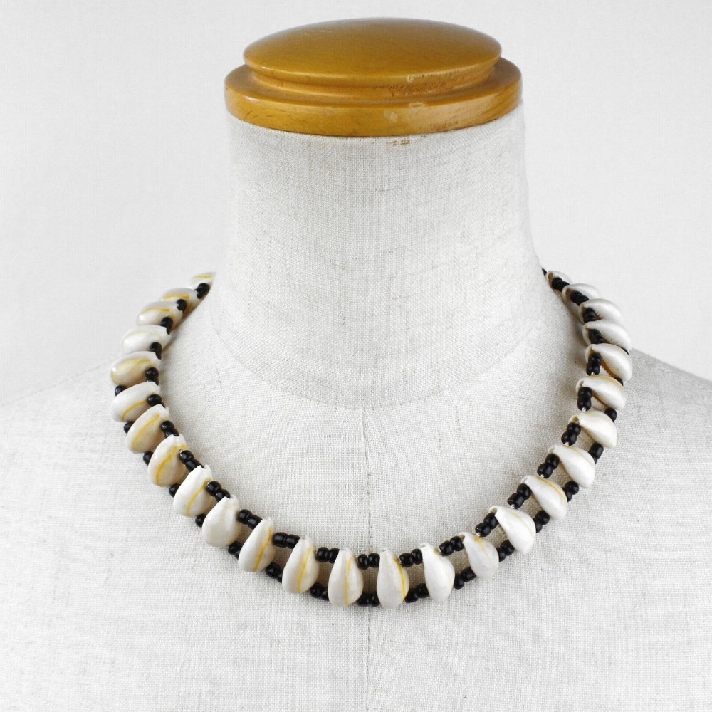 子安貝ネックレス+黒ビーズ 一列