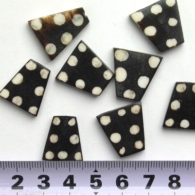 牛骨ビーズ ディスク 小 台形・ドット バラ