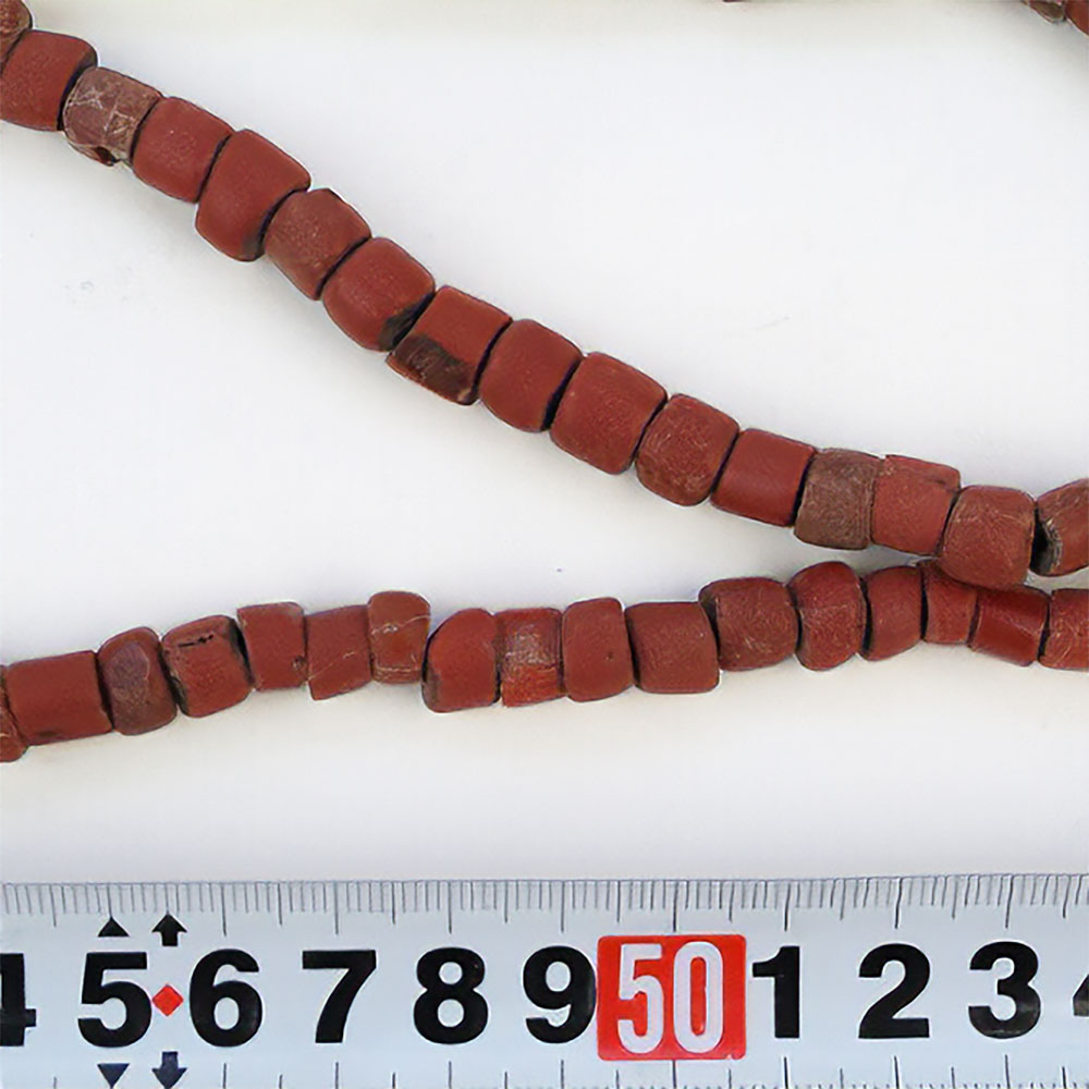 カゴロコノ赤ビーズ長