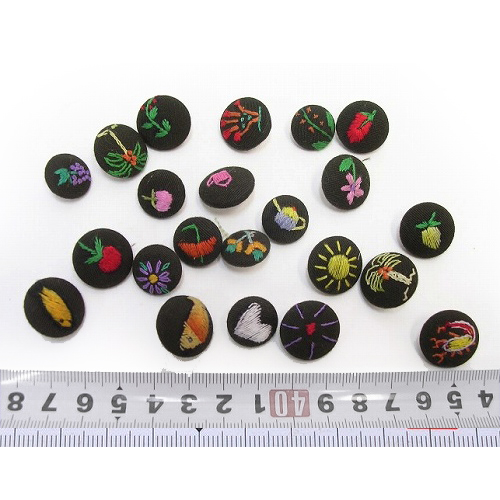 マラガシ刺繍ボタン 径15mm〜18mm 黒