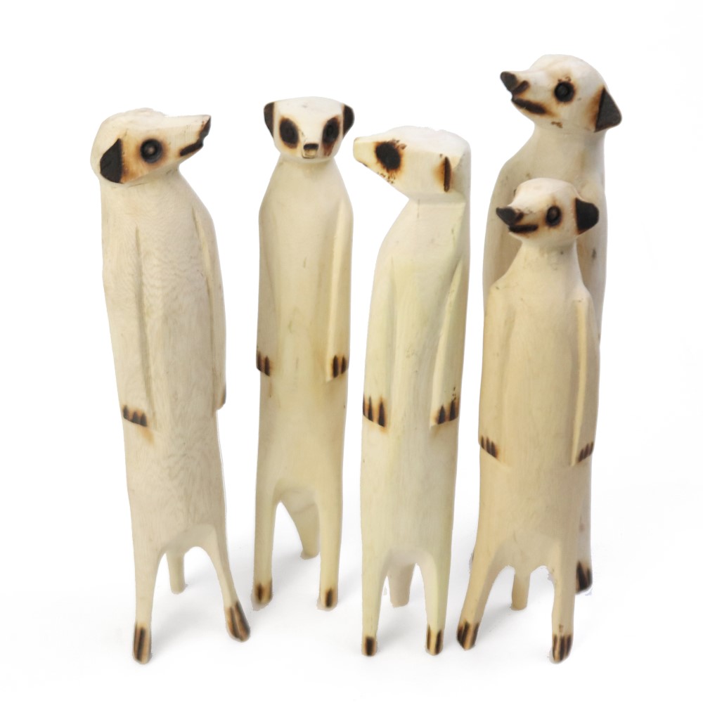 木彫動物 ミーアキャット 中