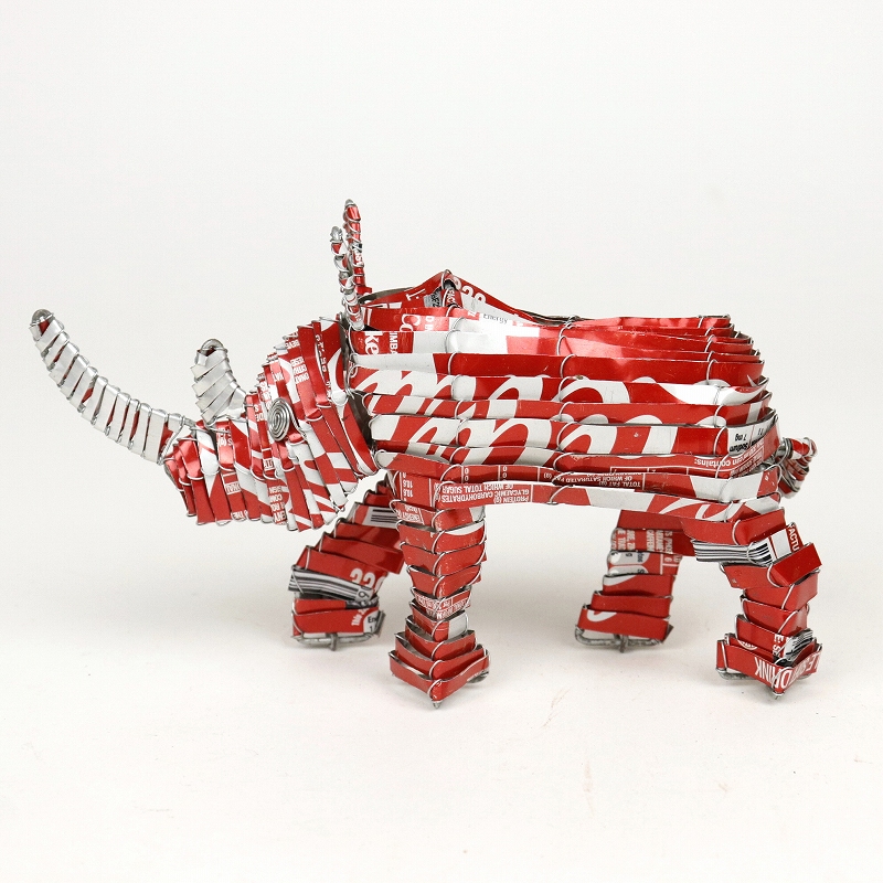 ジンバブエ アップサイクルサファリ動物 サイ 赤