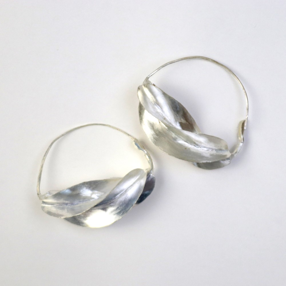 フラニ銀色ピアス