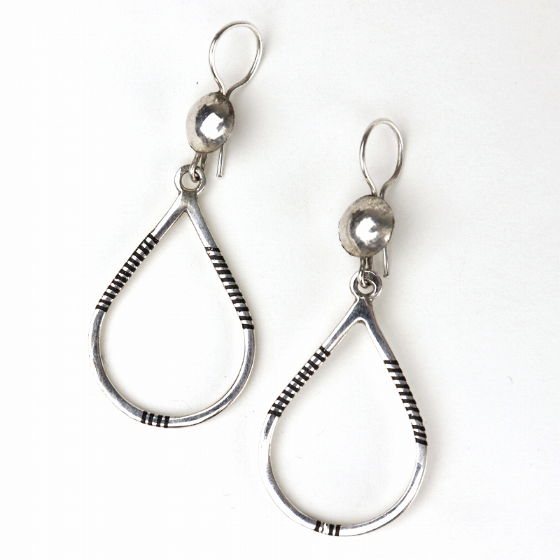 トゥアレグシルバーピアス 下太円象嵌