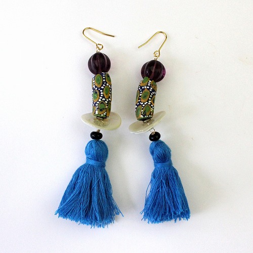 再生ビーズピアス ネイビー水玉　青