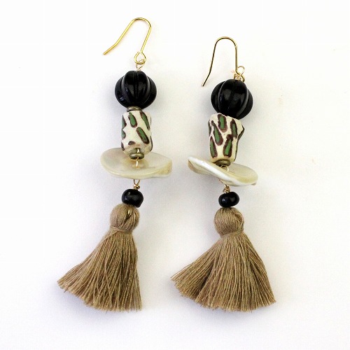 SAKOROビーズピアス ホワイト　ベージュ