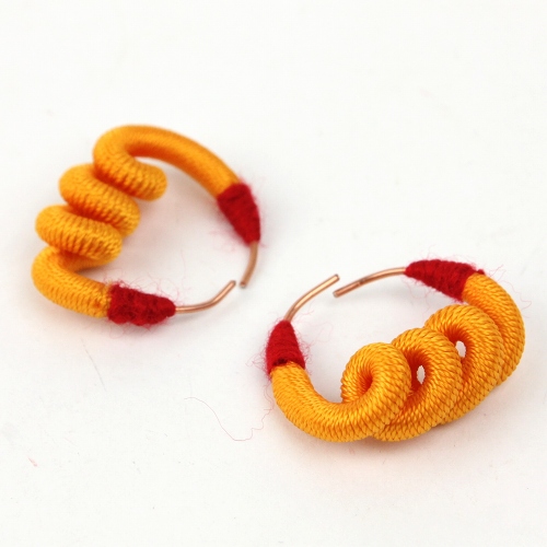 ぐるぐる黄赤ピアス