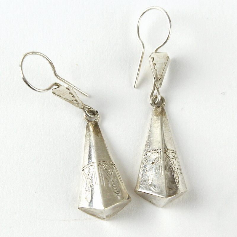 トゥアレグシルバーピアス 三角しずく 伝統柄モチーフ