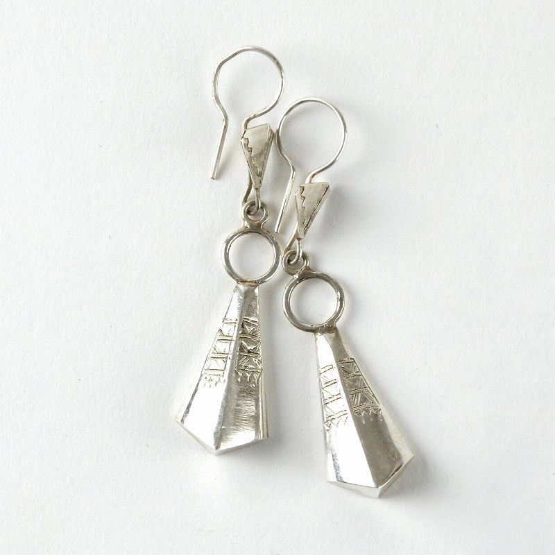 トゥアレグシルバーピアス 三角しずく 段々柄